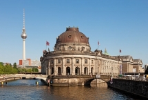 Berliner Museumsinsel mit Bode-Museum, links die Monbijoubrücke und im Hintergrund der Fernsehturm