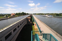 Wasserstraßenkreuz Minden, links alte, rechts neue Brücke des Mittellandkanals