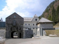 Burg Ehrenberg bei Reutte (Tirol). Die restaurierte Klause von Norden mit dem Tor des Hornwerkes.