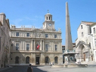 Place de la République, à Arles