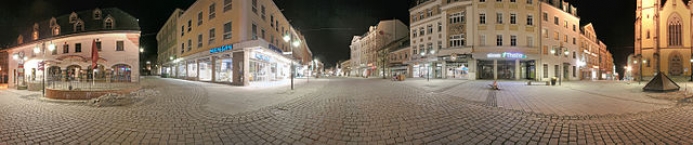Panorama-Bild der Stadt Hof am Abend; Aufgenommen am Beginn der Fußgängerzone