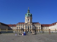 Schloss Charlottenburg mit Ehrenhof und Reiterstandbild vom „Großen Kurfürsten Friedrich Wilhelm I.“