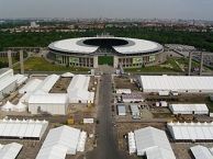Olympiastadion und Pressezentrum während der Fußballweltmeisterschaft 2006 auf dem Maifeld in Berlin