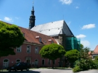 Außensicht des Klosters Himmelkron mit Kirche