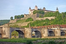 Würzburg, Festung Marienberg, im Vordergrund die alte Mainbrücke