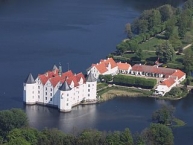 Luftbild vom Schloss Glücksburg, das Wasserschloss mit Wirtschaftsgebäuden und Schosspark
