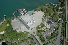 Die Seebühne und das Festspielhaus in Bregenz in einer Luftaufnahme