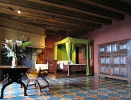 Château de Langeais, Chambre à coucher avec cheminée et sol à carreaux colorés.
