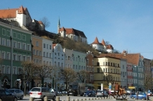 Burghausen, Westseite des Stadtplatzes mit der Burg im Hintergrund