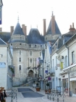 The Château de Langeais is located at the mouth of Thiers Street, the main axis of the city.