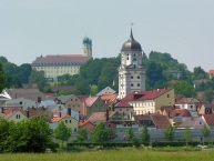 Vilshofen mit Abtei Schweiklberg im Hintergrund