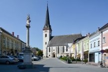 Marktplatz von Ottensheim mit kath. Pfarrkirche hl. Ägidius und Mariensäule