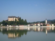Grein und Schloss Greinburg von der Donau aus