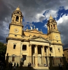Fachada neoclásica de la catedral de Pamplona