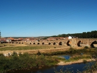 Vista de Hospital de Órbigo con el puente del Paso Honroso