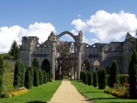 Ruines de lʹéglise de lʹabbaye cistercienne Notre-Dame à Ourscamp