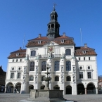 Rathaus von Lüneburg mit Lunabrunnen