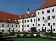 Kloster Seeon, Kloster Hof mit Brunnen