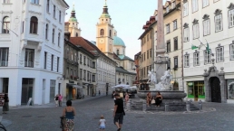 Ljubljana, Blick vom Ciril-Metodov Trg zum St.-Nikolai-Dom