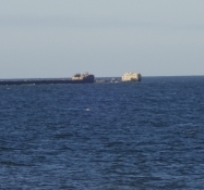 Rester af flådehavnens meget lange mole/Remnants of the naval portʹs very long pier