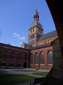 Domkirketårnet set fra korsgangen/The cathedralʹs tower seen from the cloister