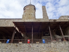 Ruinen er dækket med et tag og huser et museum/The ruinʹs covered by a roof and is home to a museum