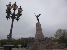 Statue til ære for faldne russiske soldater/Statue in honour of fallen Russian soldiers