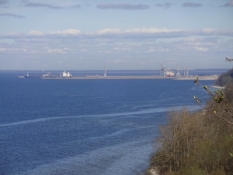 Den store havn ved Sillamäe dukker op i horisonten/The large port of Sillamae emerges at the horizon