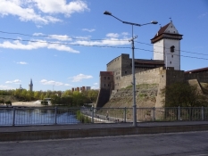 Et kig på Hermannsborgen fra Venskabsbroen/A look at Hermann castle from the Friendship bridge