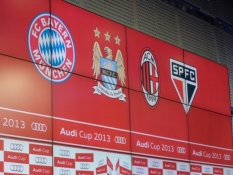 Klublogoer til Audi-Cup i presserummet