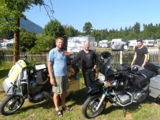Flinke motorcyklister på campingpladsen