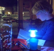 Simon læser efter en sen aftensmad på Camping Bannwaldsee