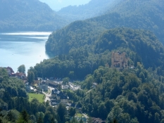 Slottet Hohenschwangau set fra Neuschwanstein