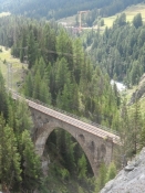 Jernbanebro over en slugt med Inn i baggrunden/Railway bridge across a gorge in front of the Inn