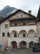 Stateligt hus i det gamle Scuol/Wealthy house in the old part of Scuol