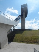 Tårnet på Bergisel stadion set nedefra/The ski jumping tower at Bergisel stadium seen from below