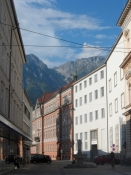 Typisk vue ned ad en gade i Innsbruck/Typical view down an Innsbruck street
