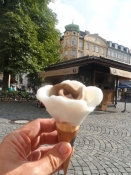 Smukt udformet isvaffel på Wiener Platz/Stylishly formed ice cone on Vienna Square