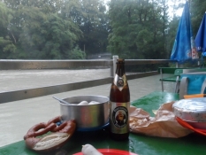 Bayersk aftensmad på campingpladsen med hvide pølser/Supper at the campsite with white sausages