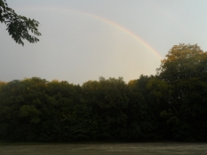 En regnbue over kanalen markerer regnens ophør/A rainbow marks the end of the rain