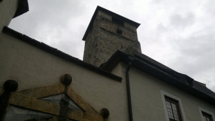 Borgtårnet under en blygrå himmel/The castle tower under a grey sky