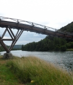 Flot svunget træbro over floden/Beautifully curved wooden bridge across the river