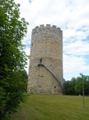 Tårnet er stadig intakt, omend stærkt restaureret/The tower still soars above the town