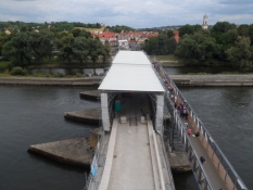 Og mod nord hen over stenbroen under renovering/To the North with the stone bridge under renovation