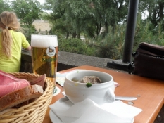 Leberknödelsuppe i en ølhave ved broen/Liverball soup in a beer garden near the bridge