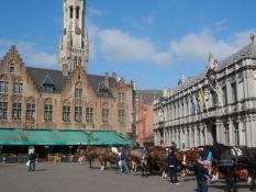 På pladsen Burg venter hestevogne på kunder/On the square of Burg horse carts wait for customers