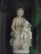 Indenfor er Michelangelos Maria med Barnet udstillet/Inside Michelangeloʹs Mary with the Child
