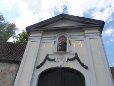 Porten til den smukke Begijnhof, et lægmandskloster/The gate to the beautiful Begijnhof monastery