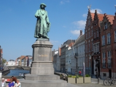 Van den Eyck-pladsen med en statue af maleren/Van den Eyck square with a statue of the painter