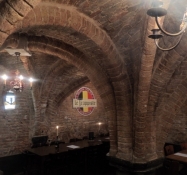 Det ligger i en middelalderlig kælder/Itʹs situated in a medieval cellar